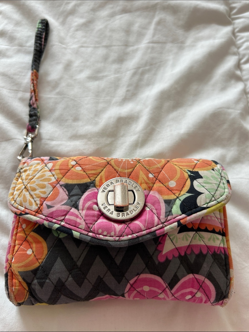 Vera Bradley Retired Ziggy Zinnia Floral Quilted 
Smartphone Wristlet Wallet.